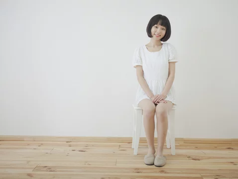 椅子に座る女性 Stock Photo Adobe Stock