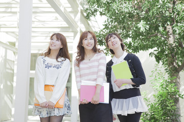 ノートを持つ学生