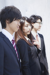 3人で立つビジネスマンとビジネスウーマン