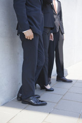 3人のビジネスマンとビジネスウーマンの足元