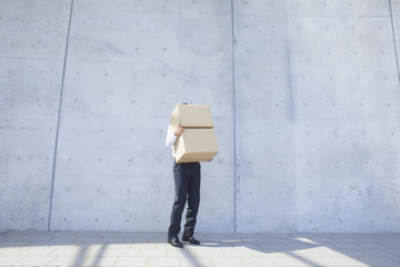 段ボールを持つビジネスマン