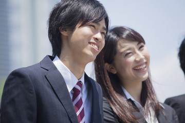 笑顔のビジネスマンとビジネスウーマン