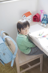 椅子に座る小学生の男の子