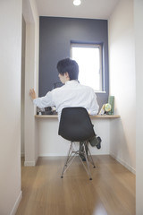 書斎で仕事をする男性