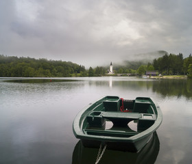 Mglisty poranek nad górskim jeziorem Bohinj © Mike Mareen