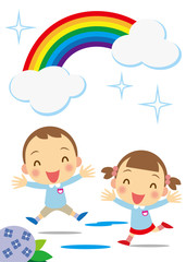 虹の下ではしゃぐ園児