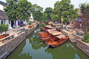 Obraz premium Landscape of Tongli watertown with traditional boats and old hou