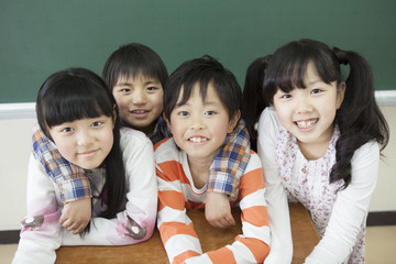 黒板の前に立つ小学生