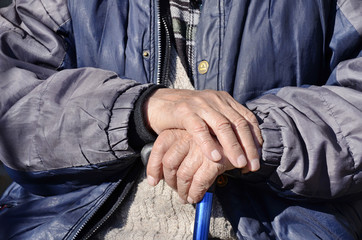 Wrinkled hands of an old men     aging process