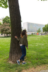 Junge Frau im Stadtpark und der Innenstadt