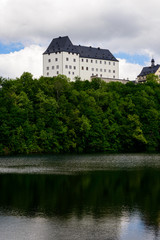 Obraz premium Schloss Burgk an der Talsperre Burgkhammer im Vogland