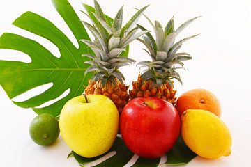 新鮮な果物とモンステラの葉