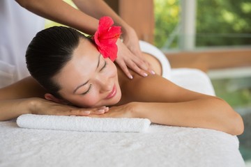 Obraz na płótnie Canvas Brunette enjoying a peaceful massage