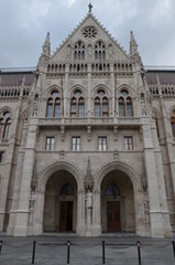 Fototapeta premium Eingang zum Budapester Parlament