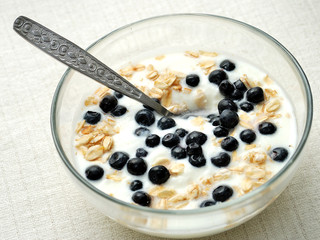 jogurt, jagody, płatki owsiane © P.CH.