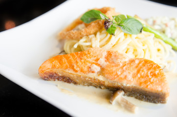 Spagetti salmon