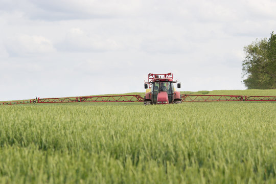 Traktor und Pestizide im Getreidefeld