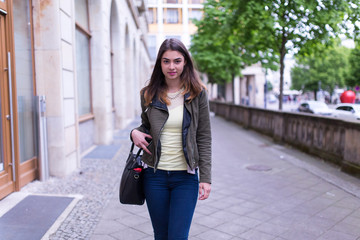 Junge Frau in der Innenstadt