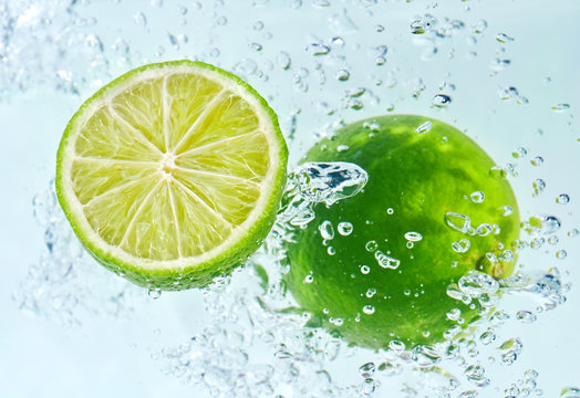 Limonki wpadające do wody