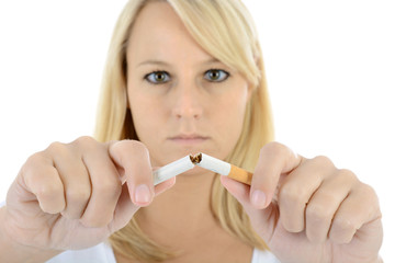 Nichtraucher zerbricht Zigarette