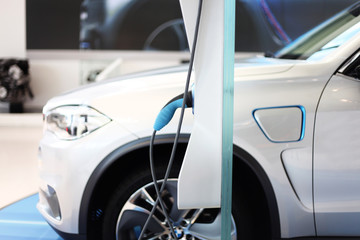 Fototapeta premium Auto wird mit Strom aufgeladen