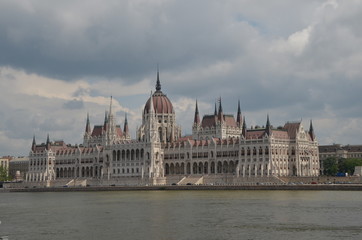 Fototapeta na wymiar Blick zum Parlament in Budapest