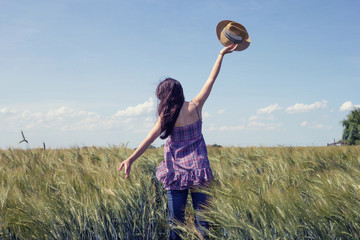 Naklejka premium Girl in a wheat field