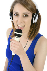 Teenager singt in Mikrofon