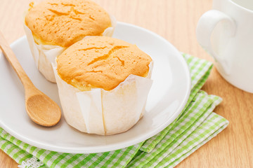 Naklejka premium Butter cake on plate and coffee cup