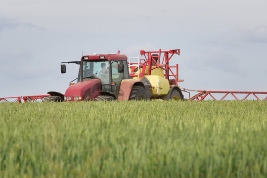 Traktor und Pestizide im Getreidefeld