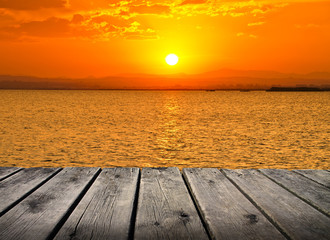 puesta de sol sobre el oceano dorado