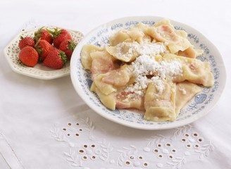 noodles with strawberries and sugar