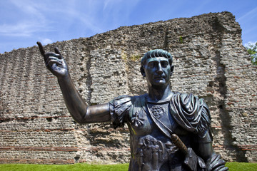 Obraz premium Statue of Roman Emperor Trajan and Remains of London Wall