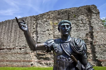 Foto op Canvas Statue of Roman Emperor Trajan and Remains of London Wall © chrisdorney
