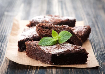 Crédence de cuisine en verre imprimé Bonbons Brownies au chocolat gâteau sur fond de bois