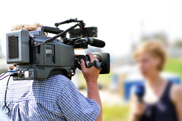 Nachrichtenteam vor Ort für TV Sendung