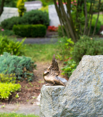 Bronzetaube auf Grabstein