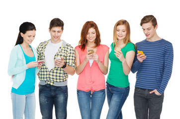 Obraz premium smiling students with smartphones