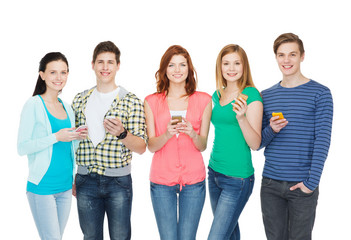 Obraz premium smiling students with smartphones
