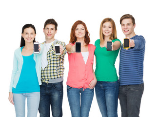 Obraz premium students showing blank smartphones screens