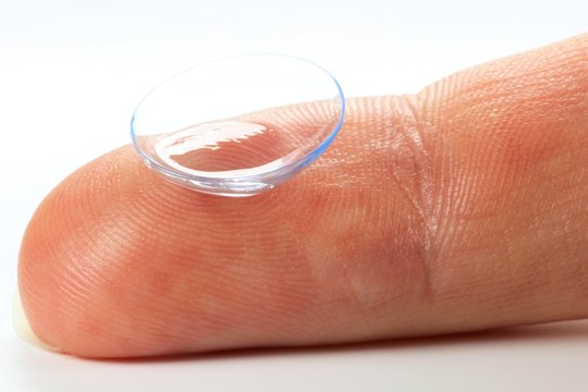 Kontaktlinse auf Finger