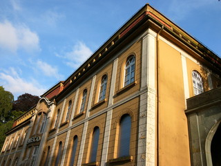 Die alte Leinenfabrik am Weberpark in Beige und Naturfarben vor blauem Himmel bei Sonnenschein in Oerlinghausen bei Bielefeld am Hermannsweg im Teutoburger Wald in Ostwestfalen-Lippe