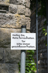 Schild Friedhofseingang Tor schließen