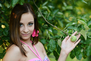 Portrait jeune femme charmante brune mordre la pomme verte