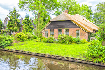 Fototapeta na wymiar Typical Dutch houses and gardens in Giethoorn, The Netherlands