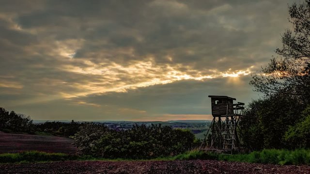Wolken &uuml;ber Feld mit Blick auf die Stadt - Zeitraffer Timelapse