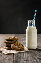 Schoko-Cookies und eine Flasche mit Milch