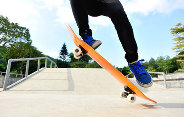 skateboarding on saktepark