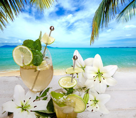 Karibik pur: Traumstrand, Cocktail und weiße Blüten :)