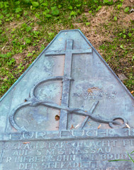 Alter Friedhof, Grabstein, Metalltafel